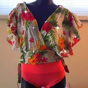 Super plunge neckline floral flowy crop top.
